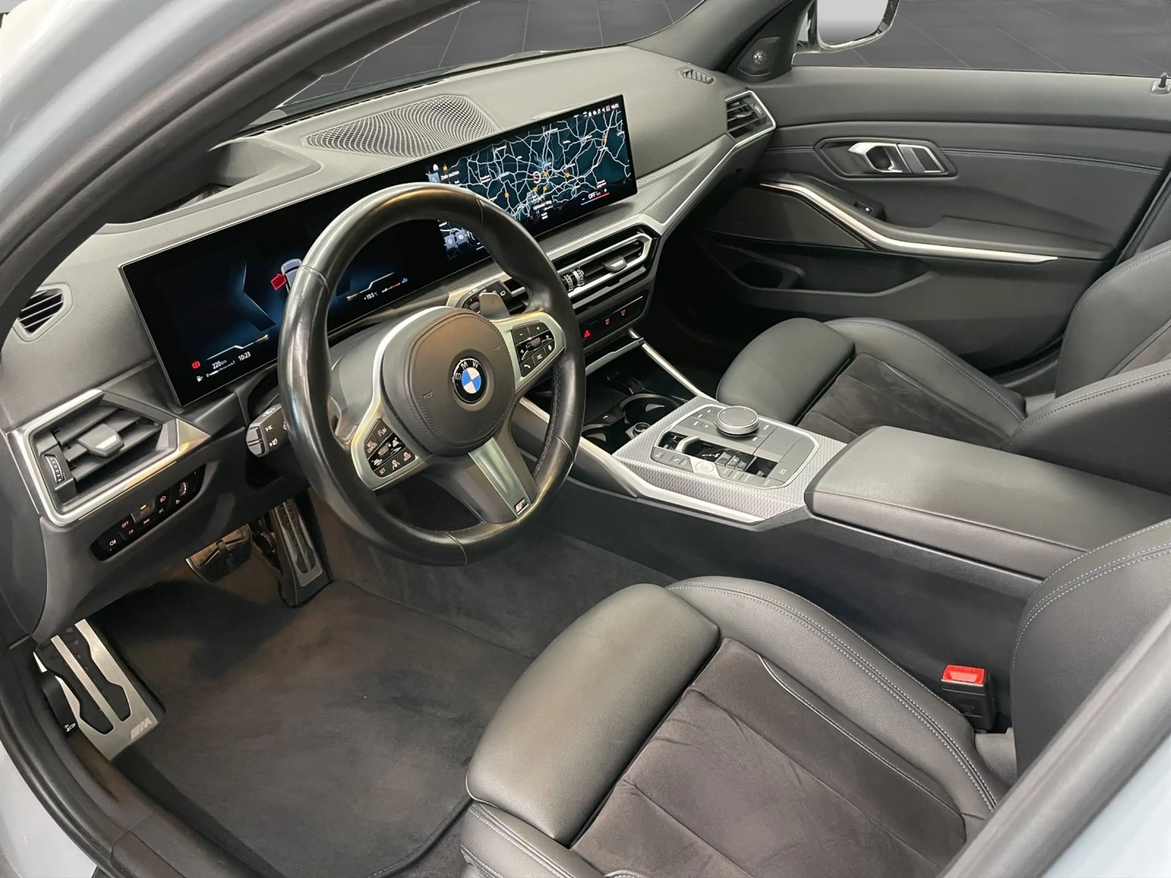 BMW 330 i xDrive Touring — photo 11