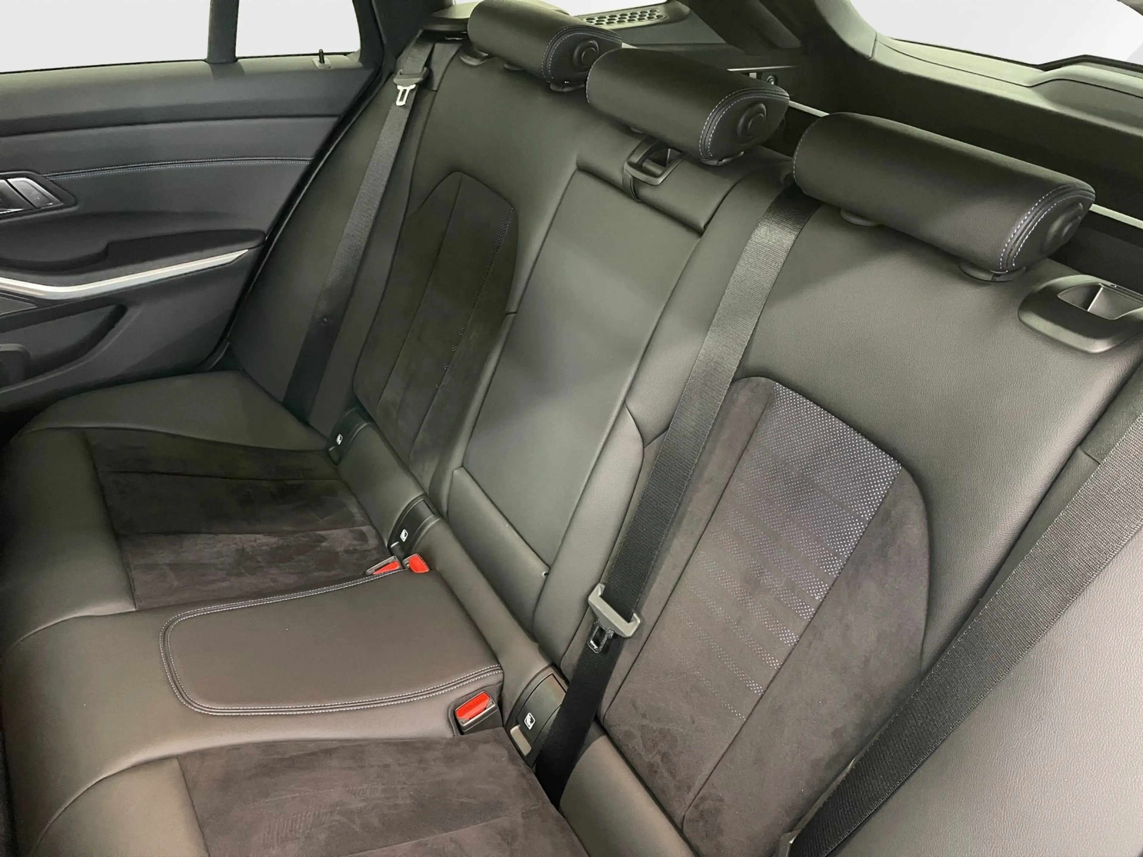 BMW 330 i xDrive Touring — photo 13