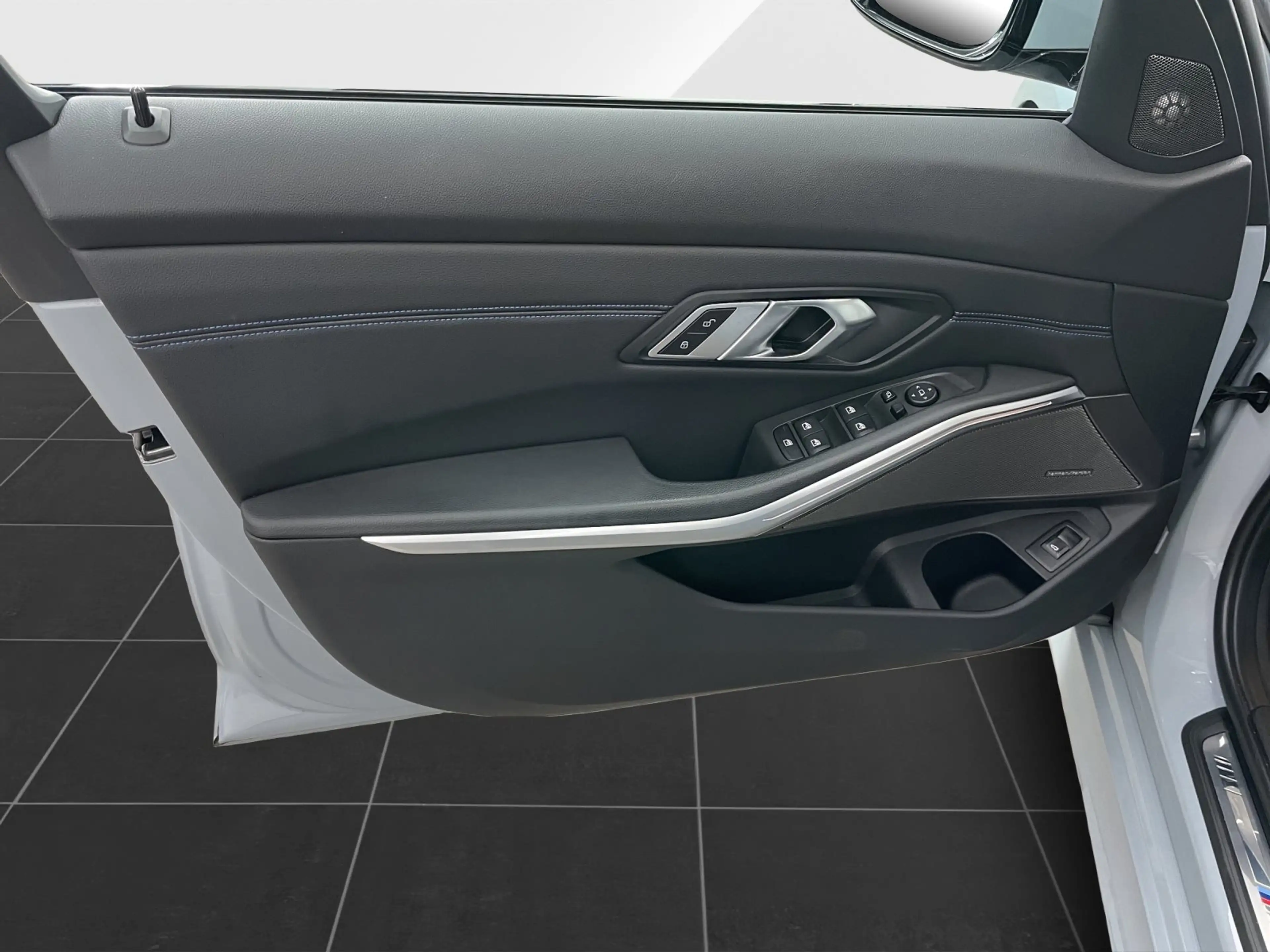 BMW 330 i xDrive Touring — photo 10