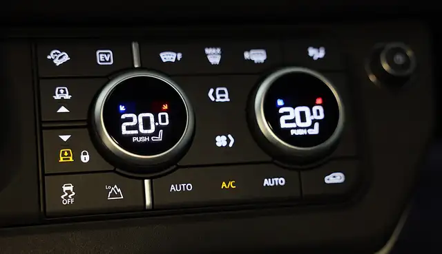 Land Rover Defender view 26