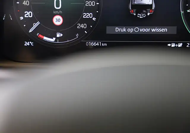 Land Rover Defender view 24