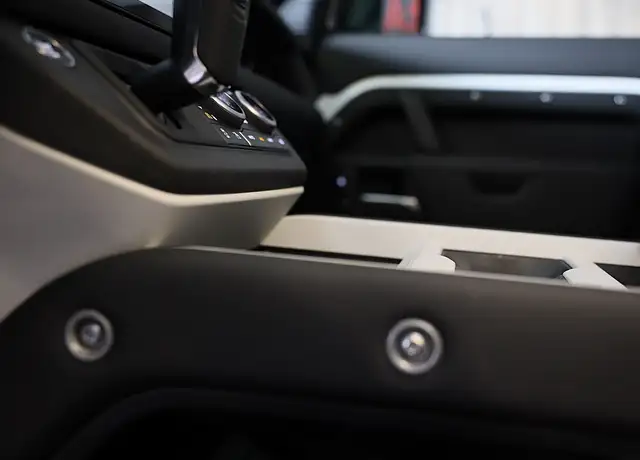 Land Rover Defender view 25