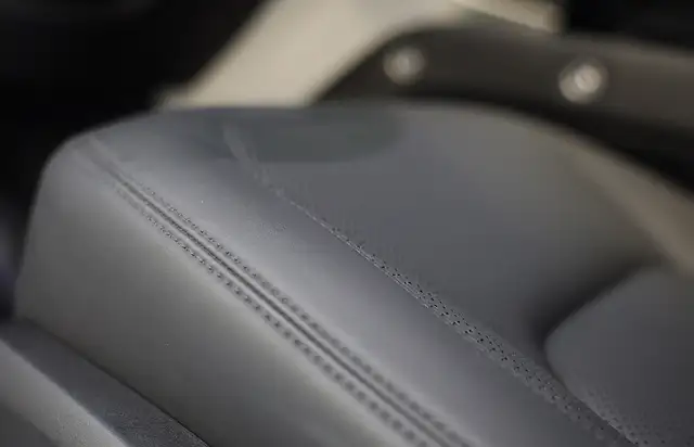 Land Rover Defender view 13