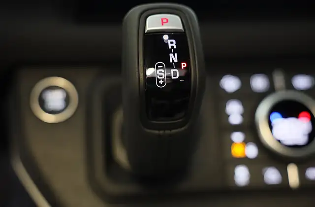 Land Rover Defender view 30