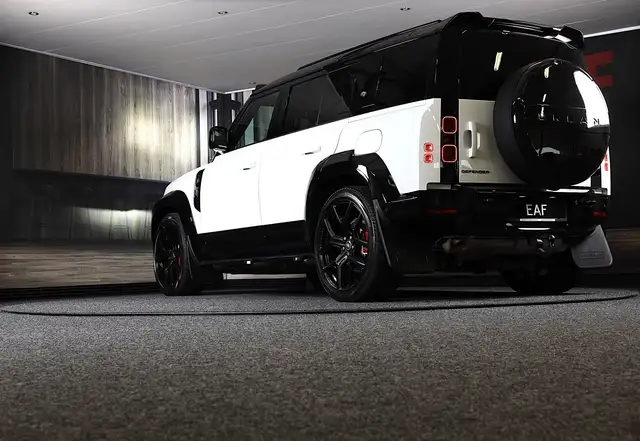 Land Rover Defender view 3