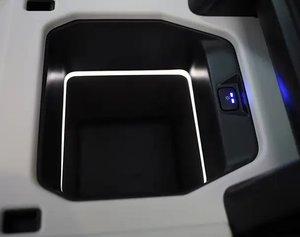 Land Rover Defender view 19