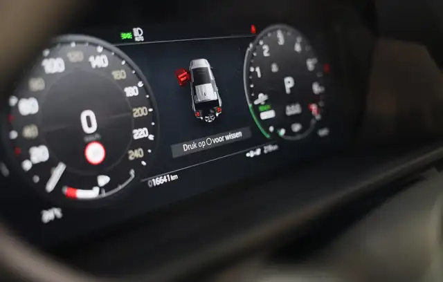 Land Rover Defender view 12