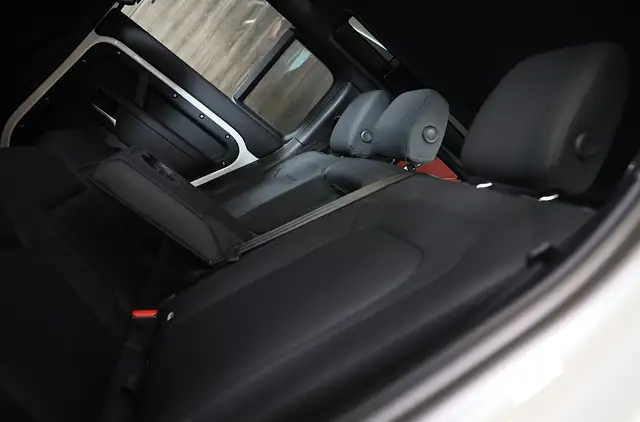 Land Rover Defender view 29