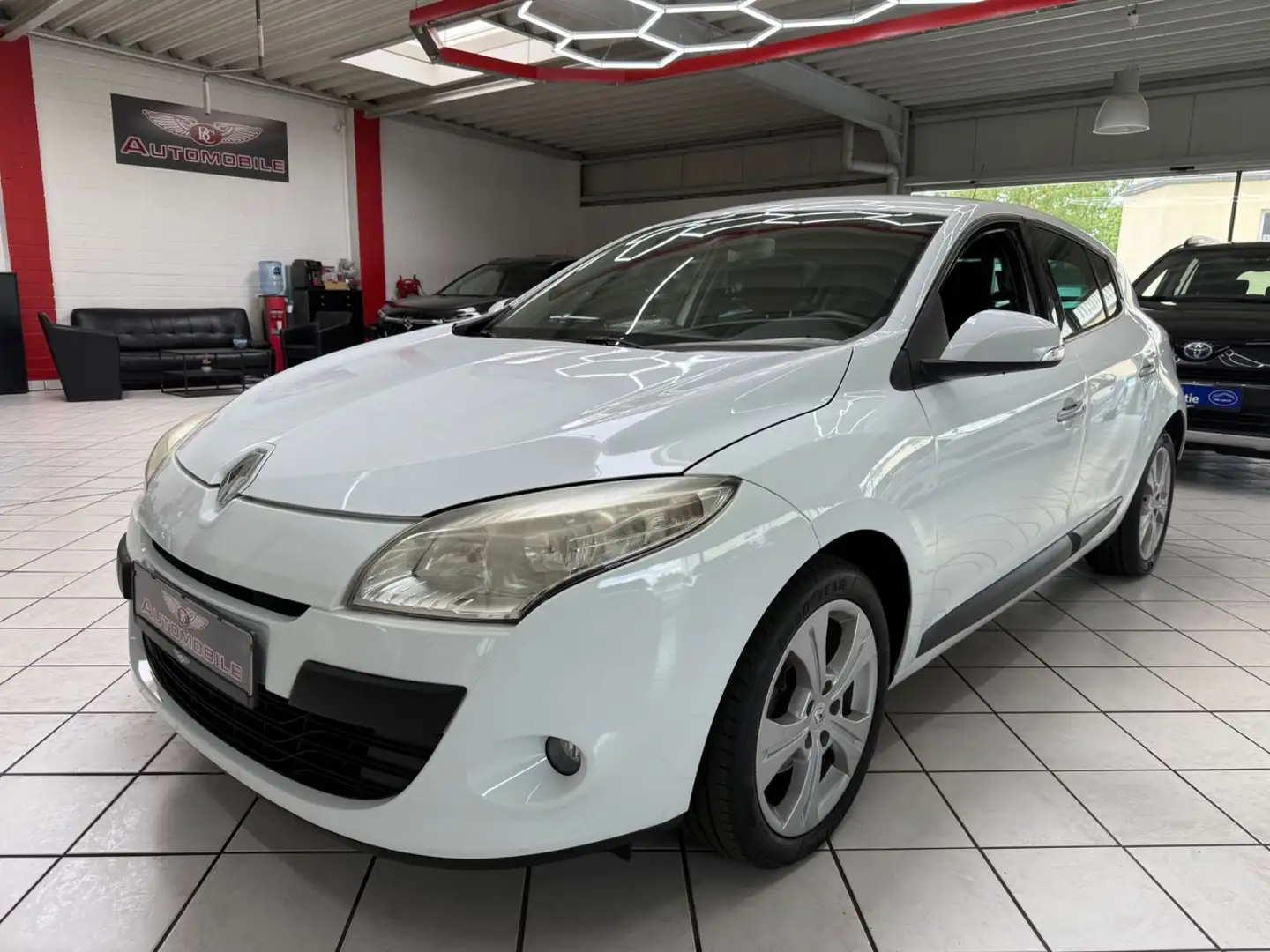 Renault Megane III Lim. 5-trg. Dynamique KLIMA AUTO SHZ Weiß - 1