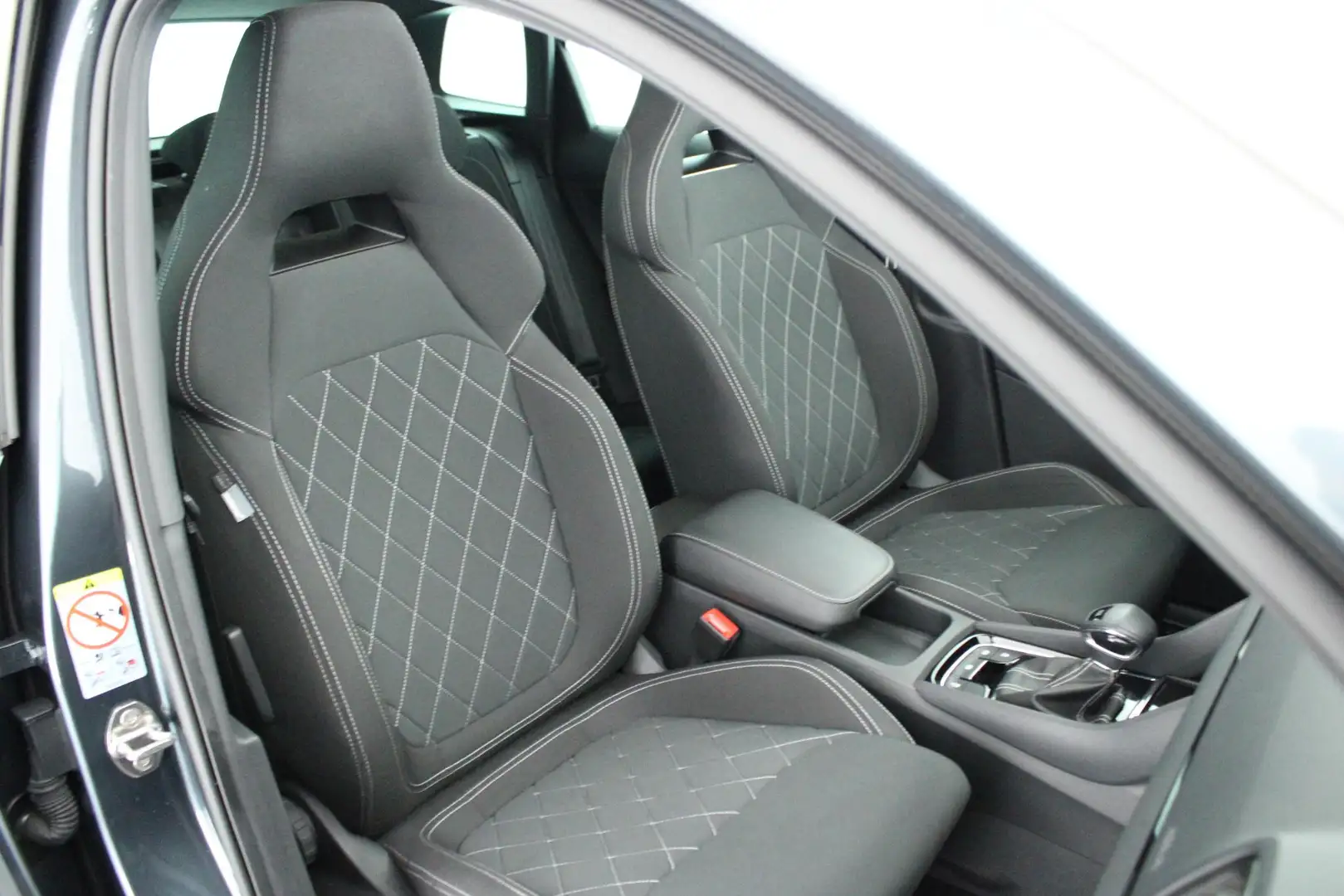 Skoda Karoq 1.5 TSI 150pk DSG Sportline Business Panoramadak T Grau - 2