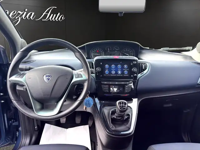 Lancia Ypsilon view 8