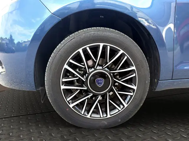 Lancia Ypsilon view 6
