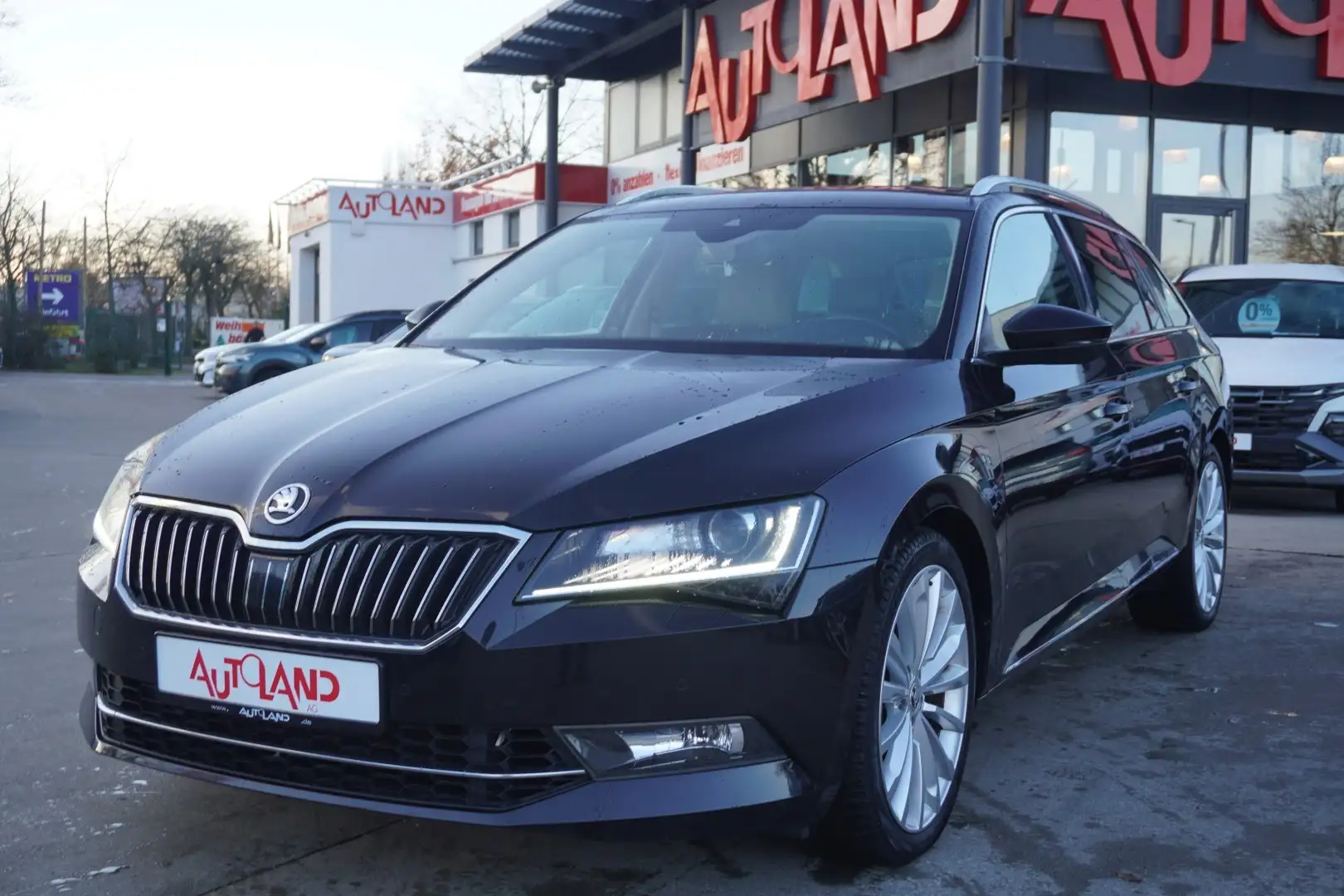 Skoda Superb Combi 2.0 L&K 4x4 LED Navi Panorama ACC Schwarz - 2