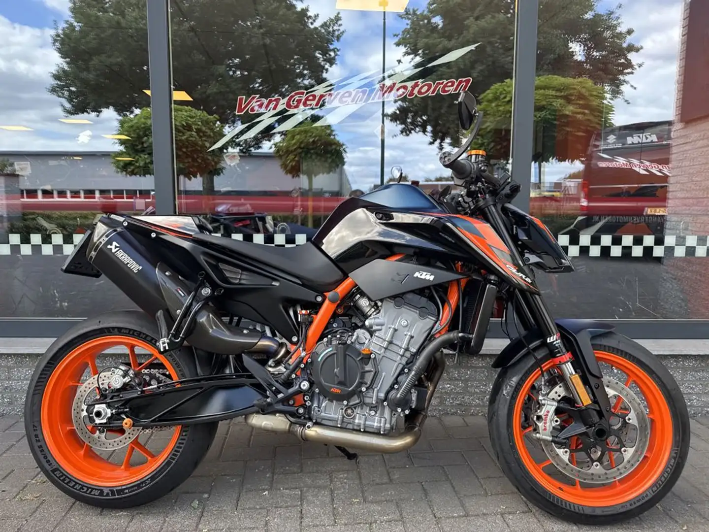 KTM 890 Duke R - 1