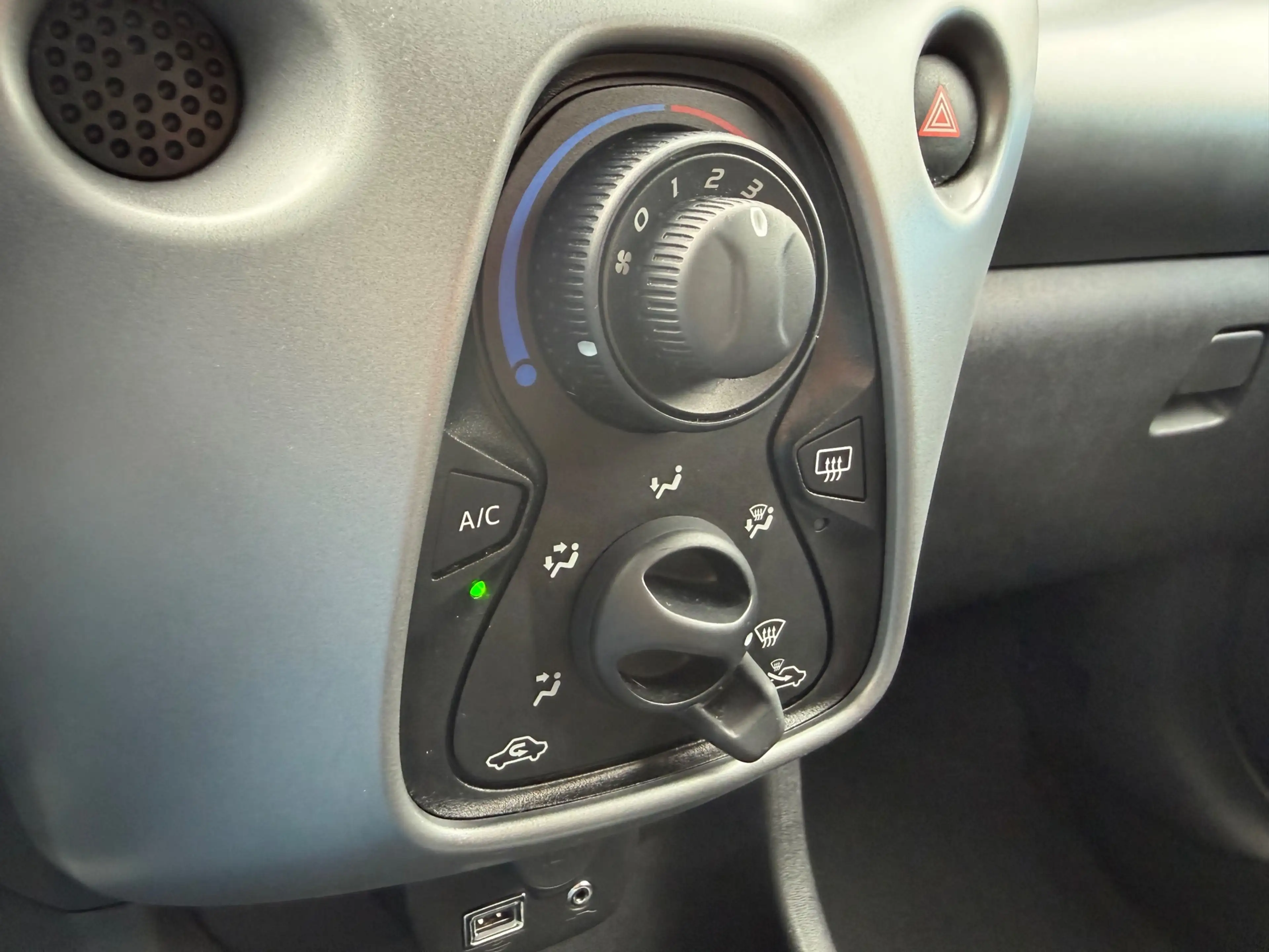 Toyota Aygo 1.0 VVT-i x-clusiv — photo 23