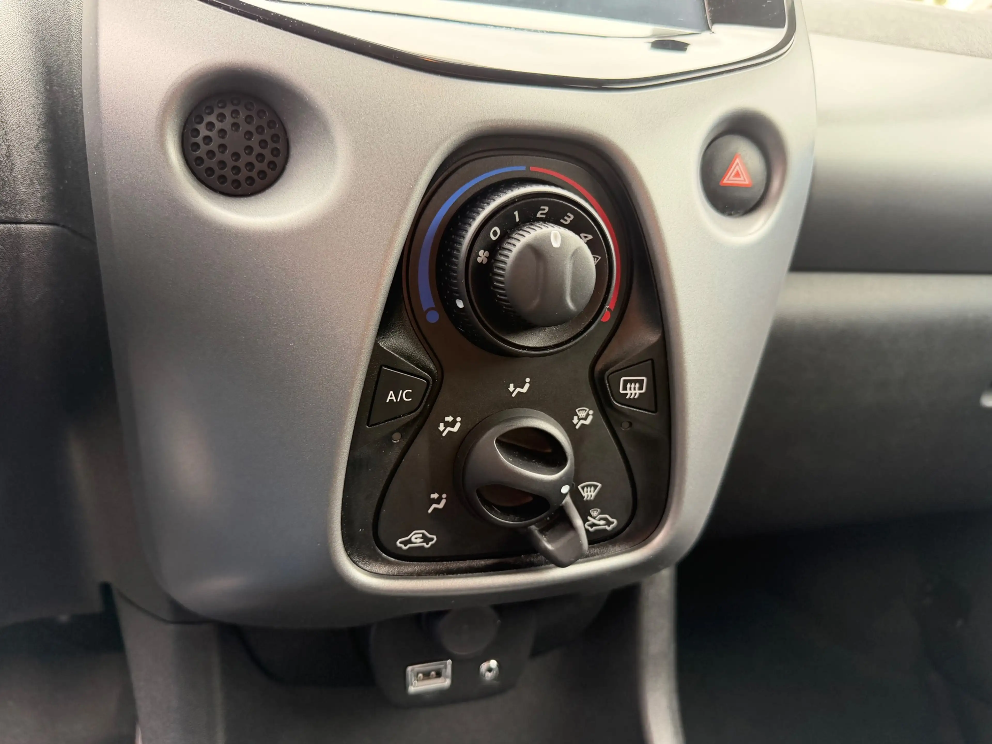 Toyota Aygo 1.0 VVT-i x-clusiv — photo 9