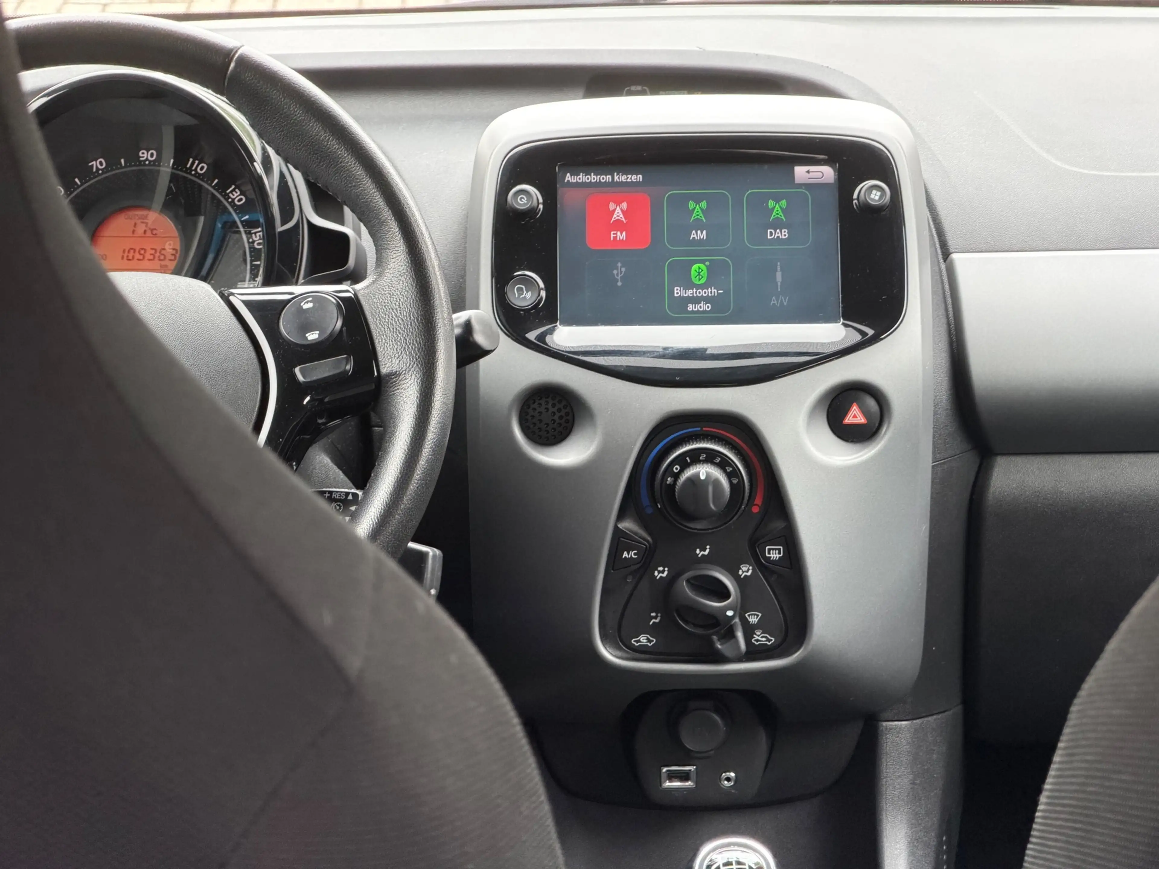 Toyota Aygo 1.0 VVT-i x-clusiv — photo 20