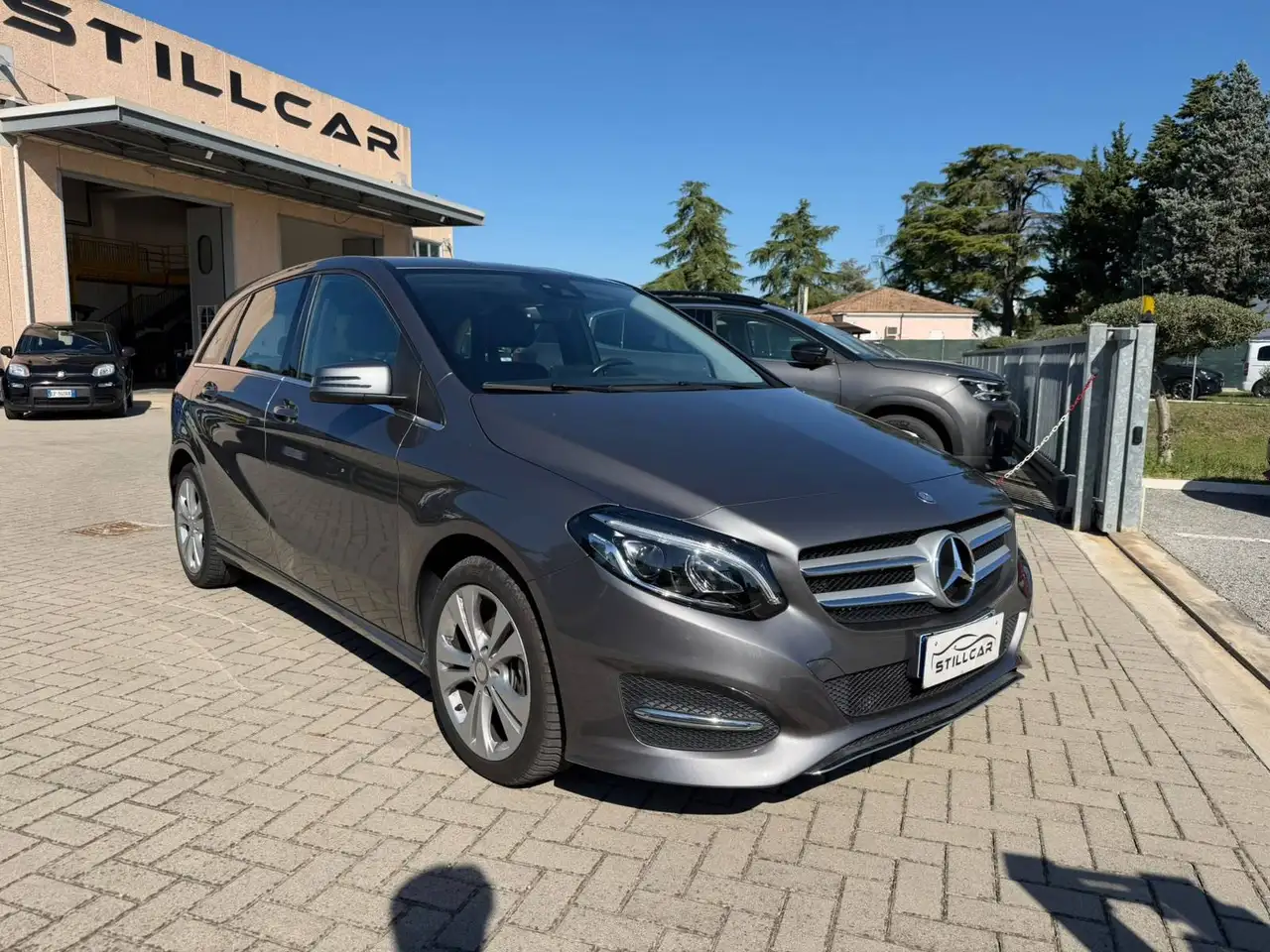 Mercedes-Benz B 180