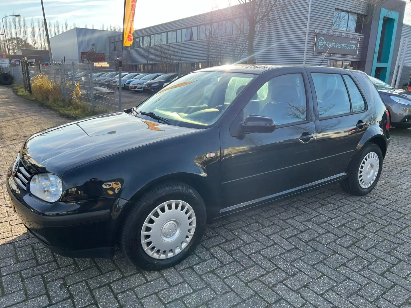 Volkswagen Golf 1.9 TDI - AUTOMAAT - 5 DEURS - AIRCO ! Zwart - 2