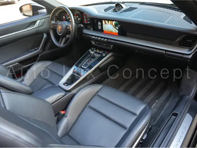 Porsche 911 view 6