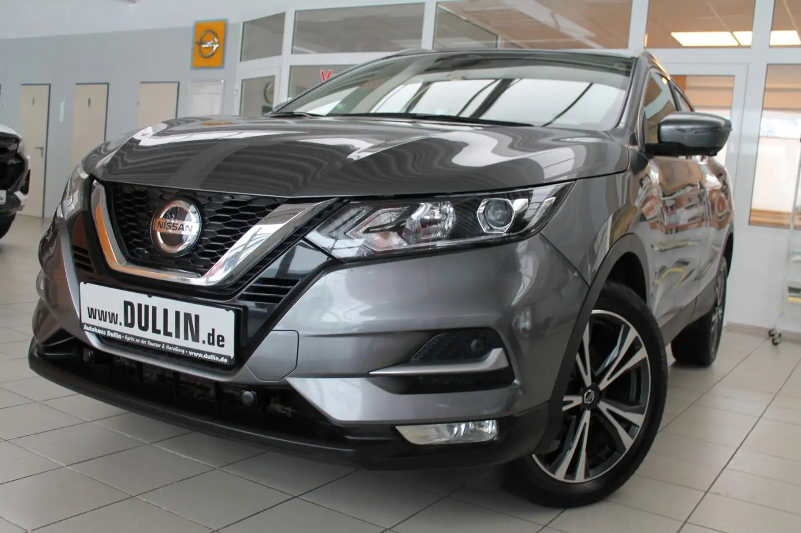 Nissan Qashqai 1,7 dCi N-Connecta 4x4 Anhängerzug Grau - 1