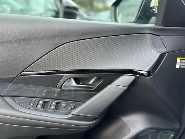 Peugeot 208 view 5
