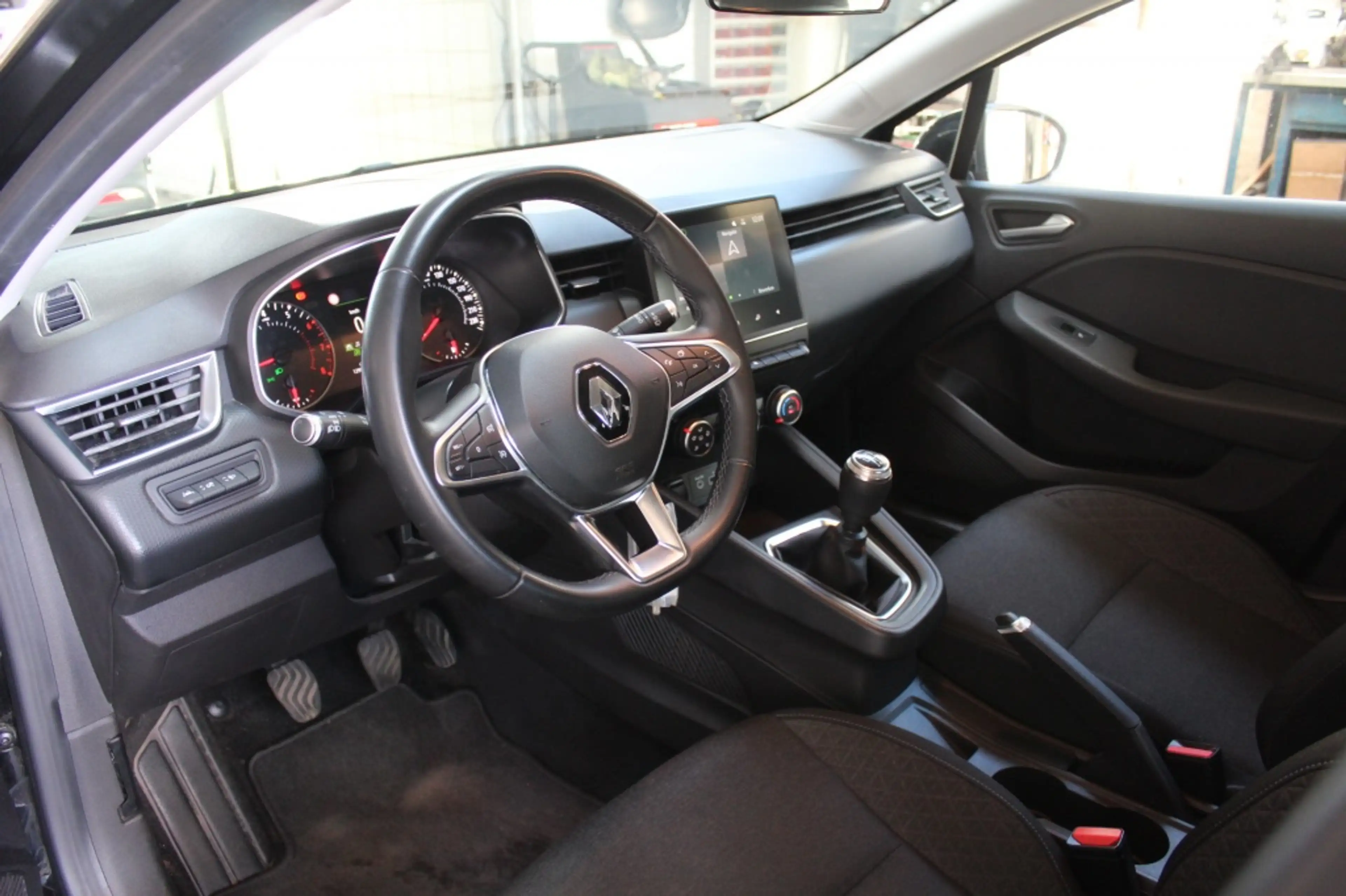 Renault Clio 1.0 TCe Zen — photo 8