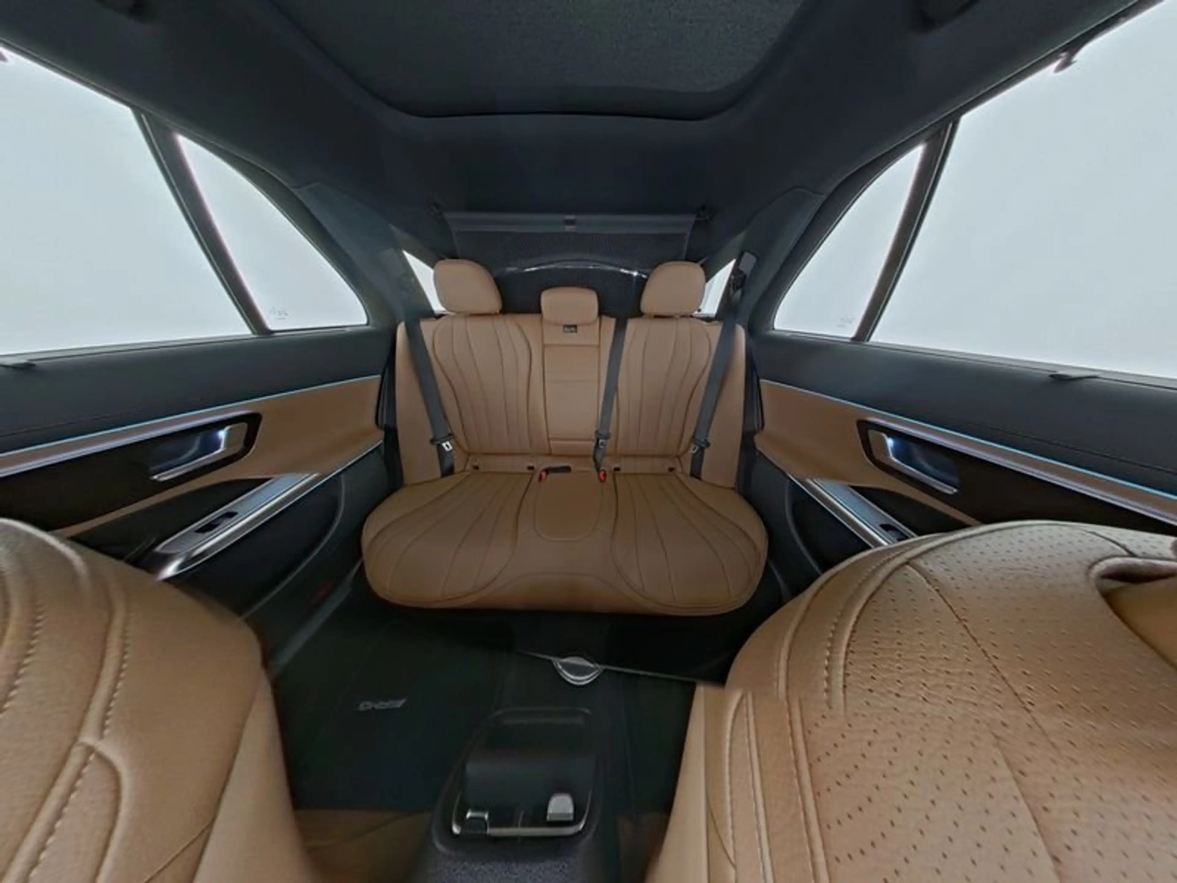 Mercedes-Benz E 300 e AMG Night AHK/Pano/360°/Distr/HeadUp/20" — photo 8