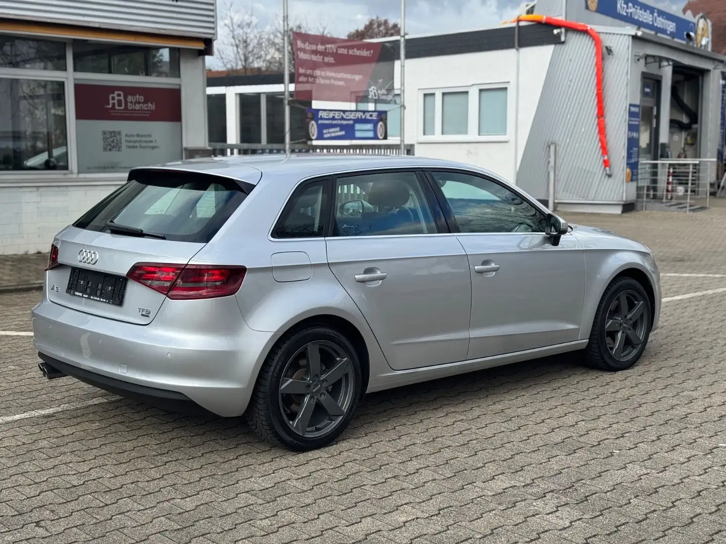 Audi A3 1.8 TFSI S tronic quatt. Sportb. 4x4 1.Hand Grau - 2