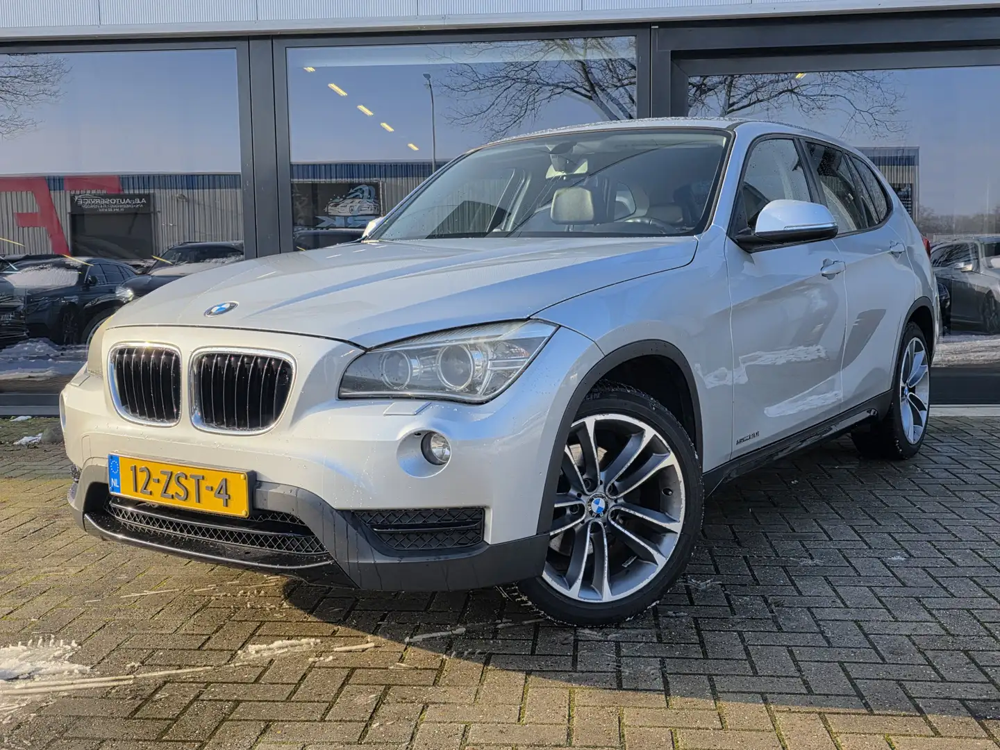 BMW X1 sDrive20i Upgrade Edition + LEER + NAVI PROF + XEN Grau - 1