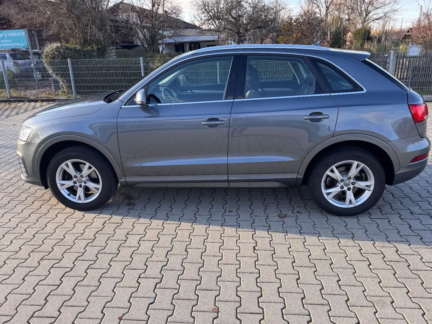 Audi Q3 sport 1,4 TFSI NAVI XENON SPORTSITZE AHK PDC Gris - 2