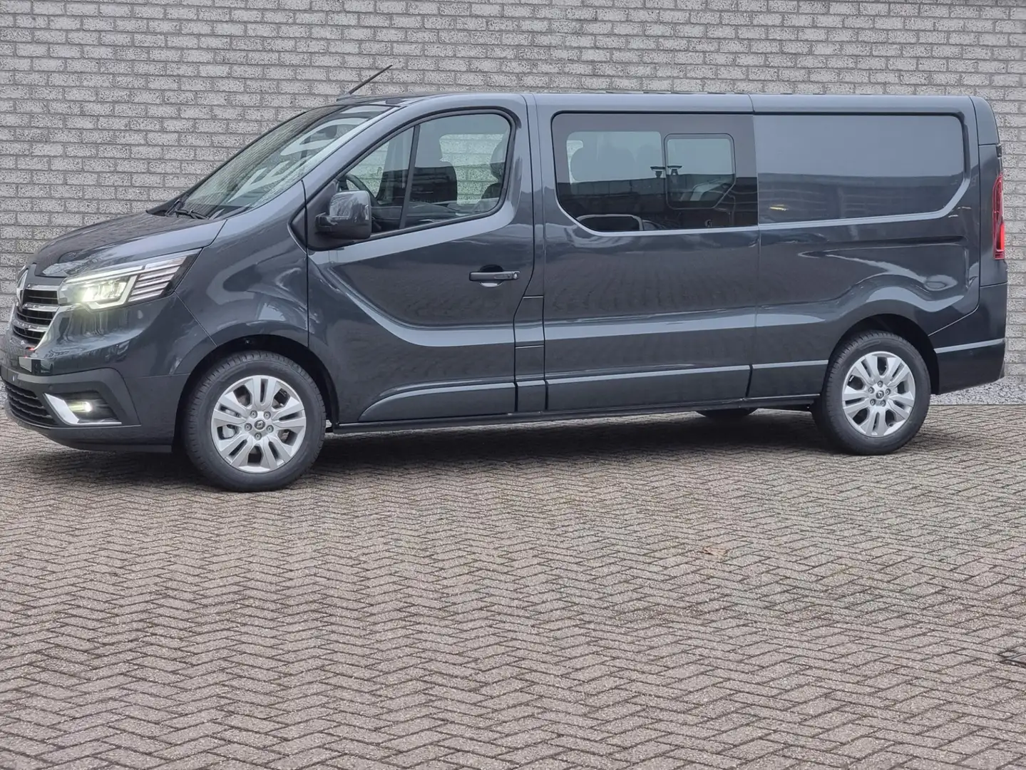 Renault Trafic 2.0 dCi 170 T29 L2H1NIEUW DC Luxe/Automaat Zwart - 2