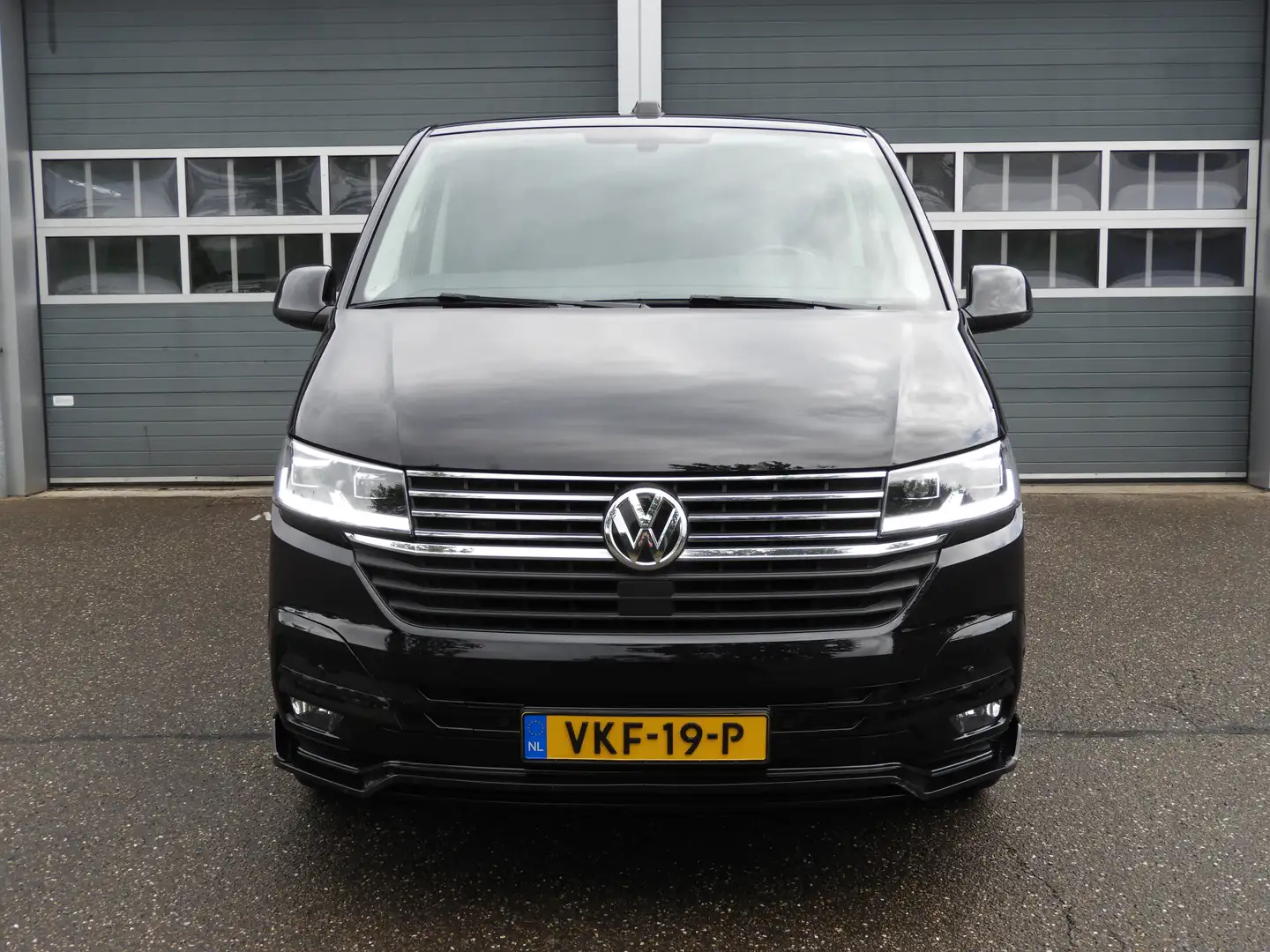 Volkswagen T6.1 Transporter 2.0 TDI L2H1 150PK AUT | ACC | NAV | LED | LEER | Zwart - 2
