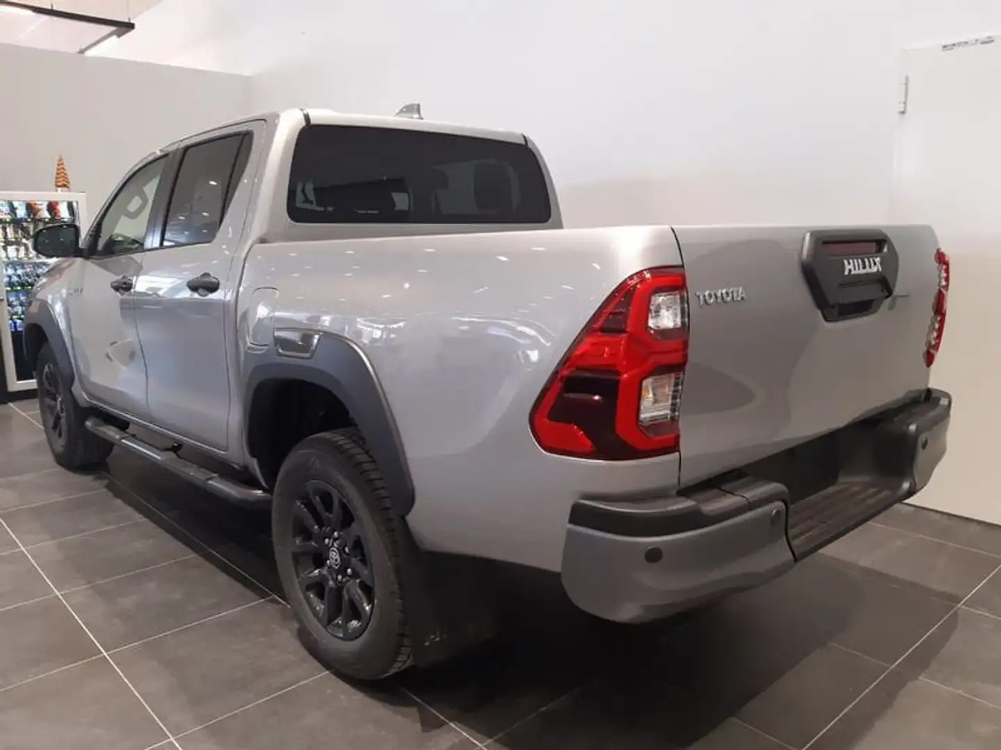 Toyota Hilux 2.8 D-4D A/T 4WD 48V 4 porte Double Cab Invincible - 2