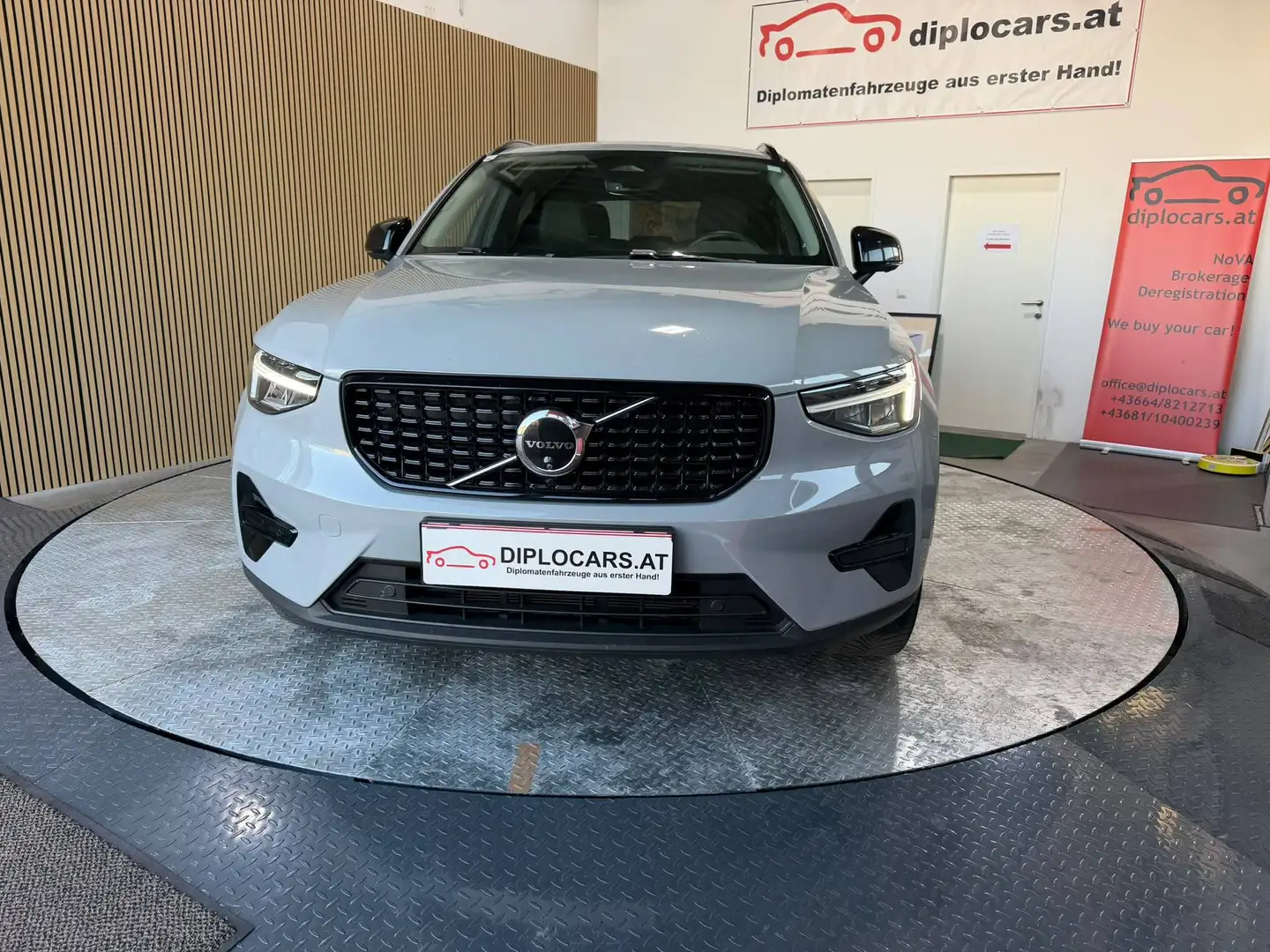 Volvo XC40 Plus Dark 2WD Grau - 2