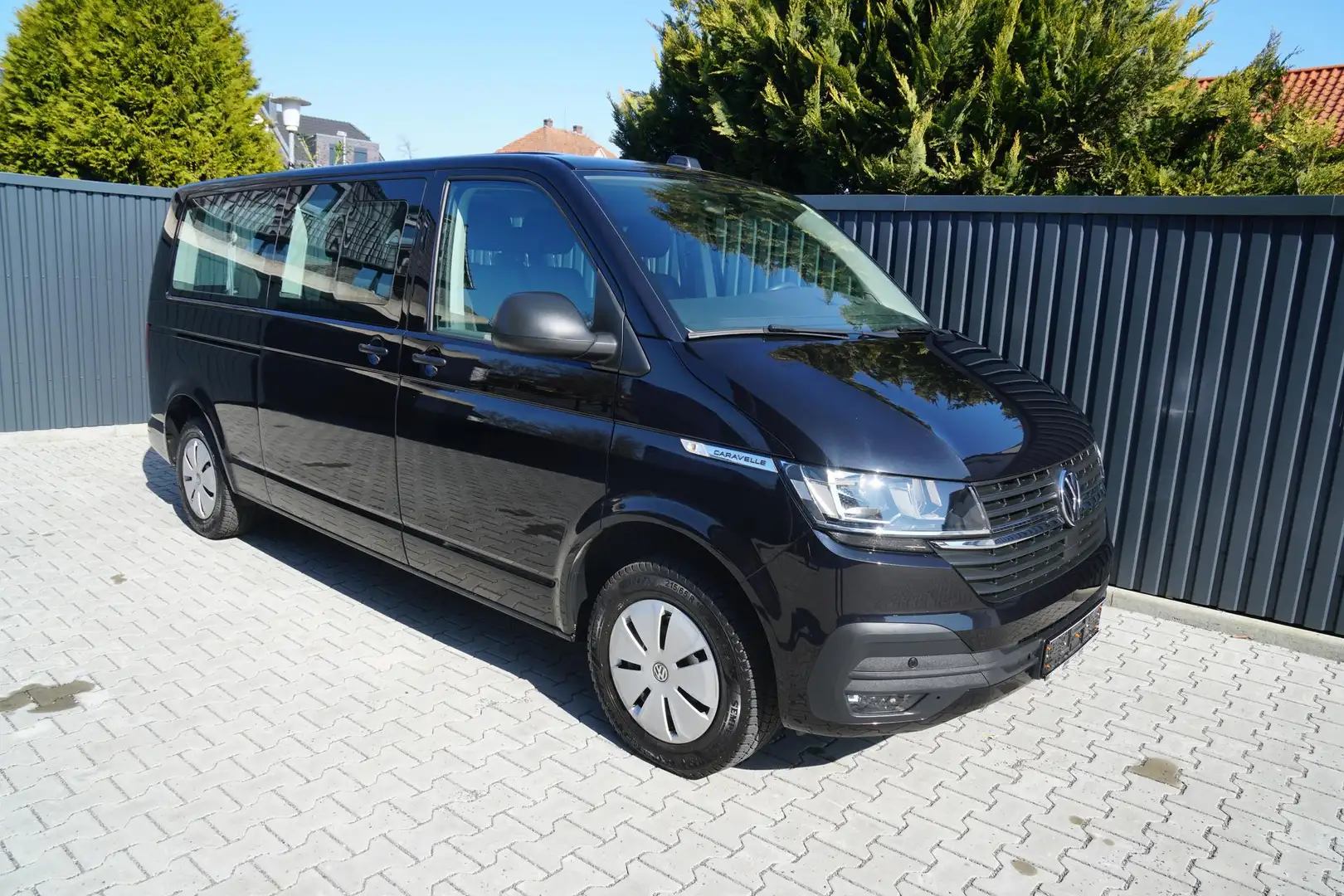 Volkswagen T6.1 Caravelle 6.1 Trendline*lang*9-Sitzer*Klimaautom*AppCon*A... Schwarz - 1