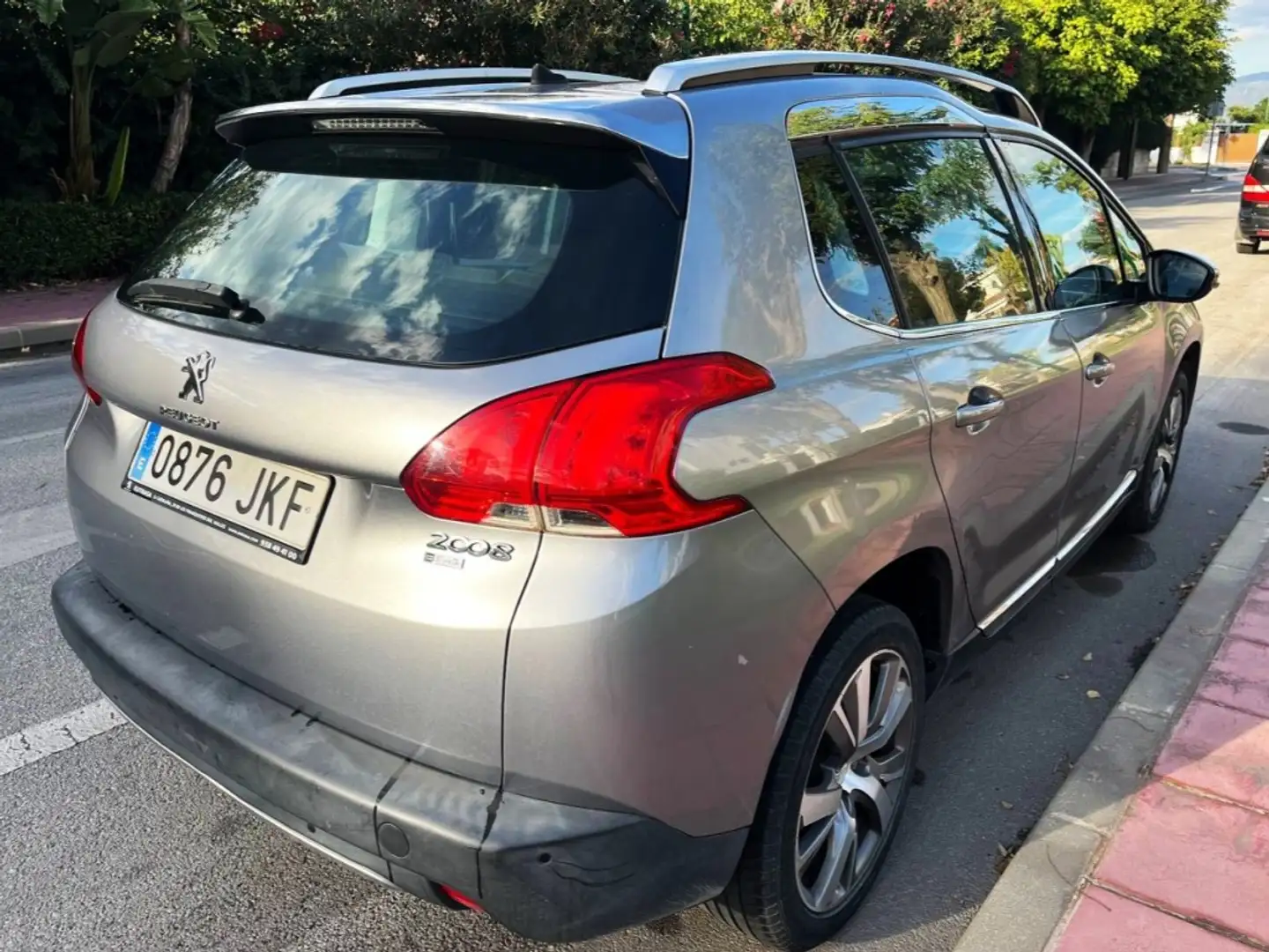 Peugeot 2008 Monovolumen Manual de 5 Puertas Grijs - 2