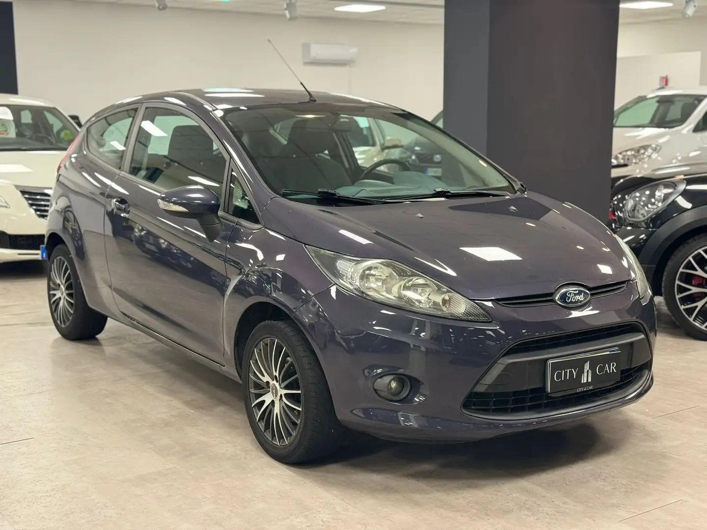 Ford Fiesta 3p 1.2 16v Titanium c/esp 82cv E5 Gris - 1