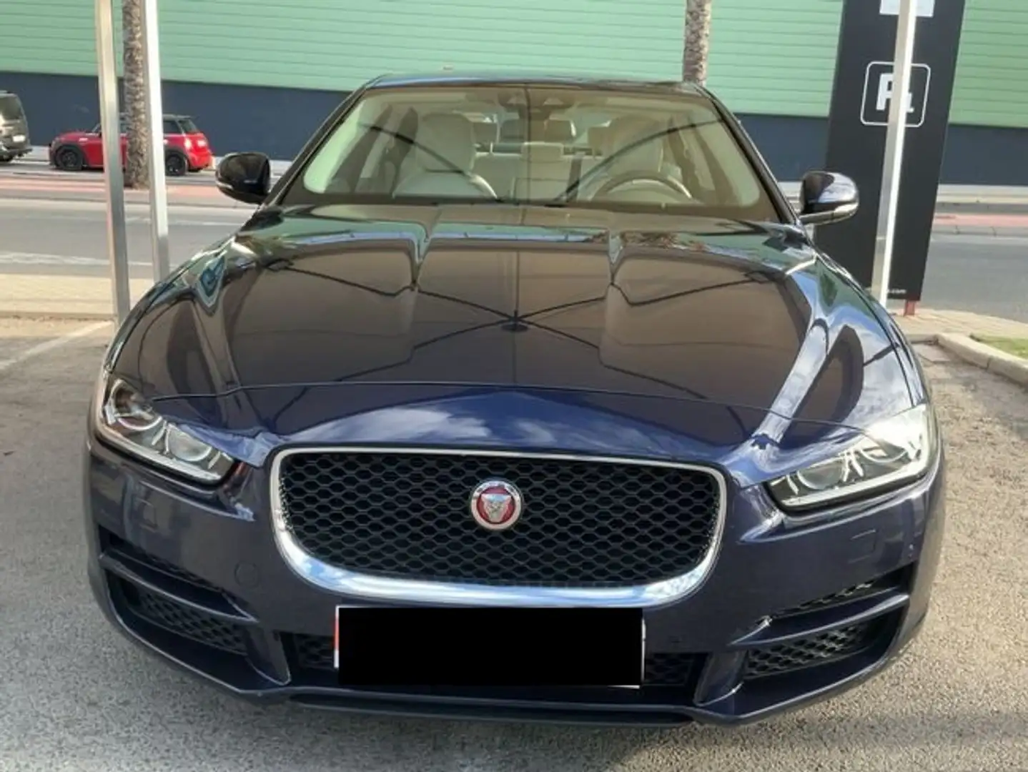 Jaguar XE 2.0 Diesel Portfolio Aut. 180 Blauw - 2