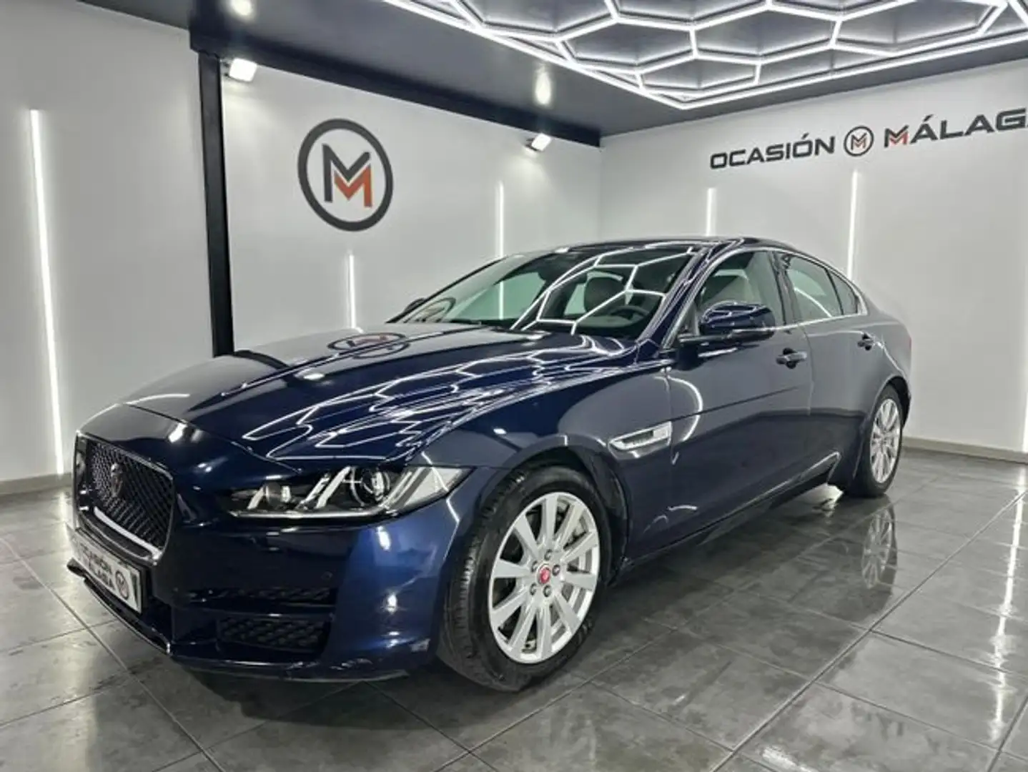 Jaguar XE 2.0 Diesel Portfolio Aut. 180 Bleu - 1