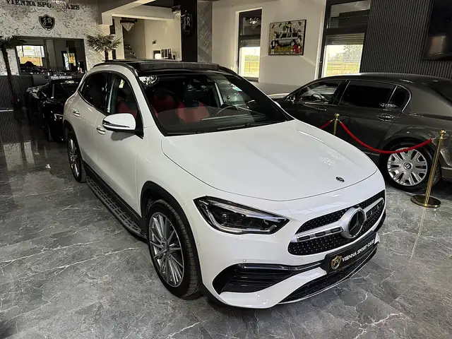 Mercedes-Benz GLA view 3