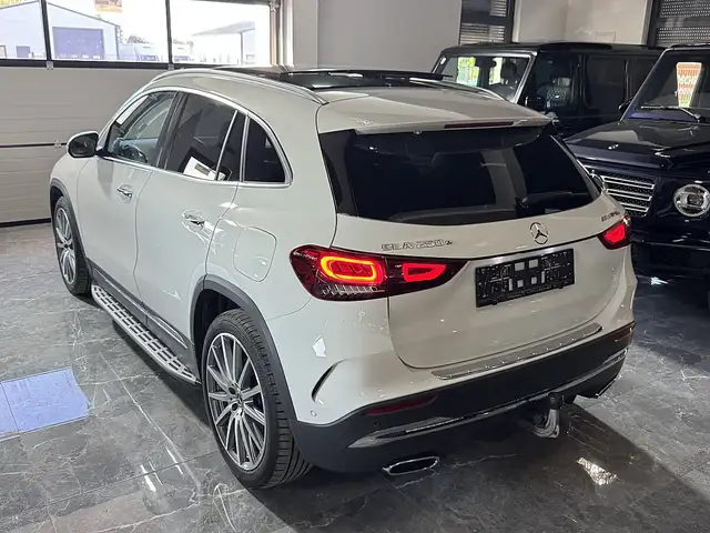 Mercedes-Benz GLA view 5