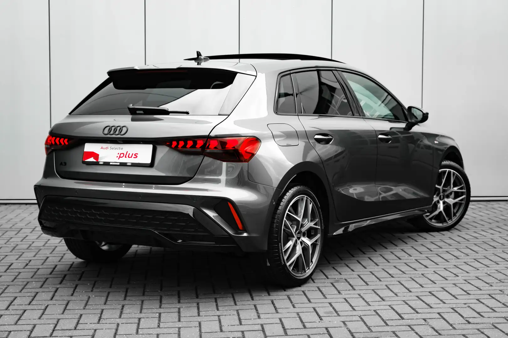 Audi A3 Sportback 40 TFSI e S edition Grijs - 2