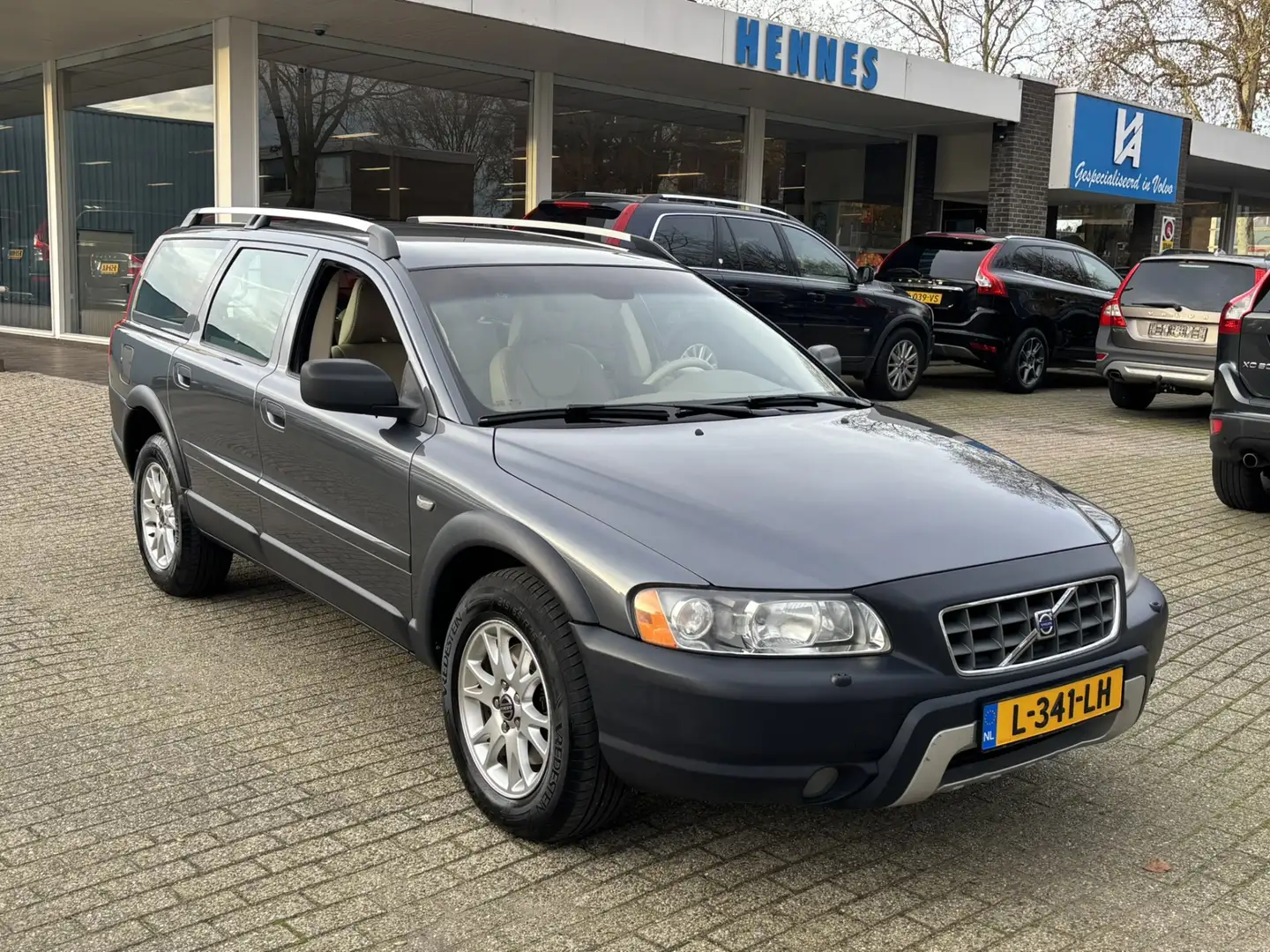 Volvo XC70 2.5T AWD Aut6 BTW auto netto €8884,- Bluetooth Gris - 1