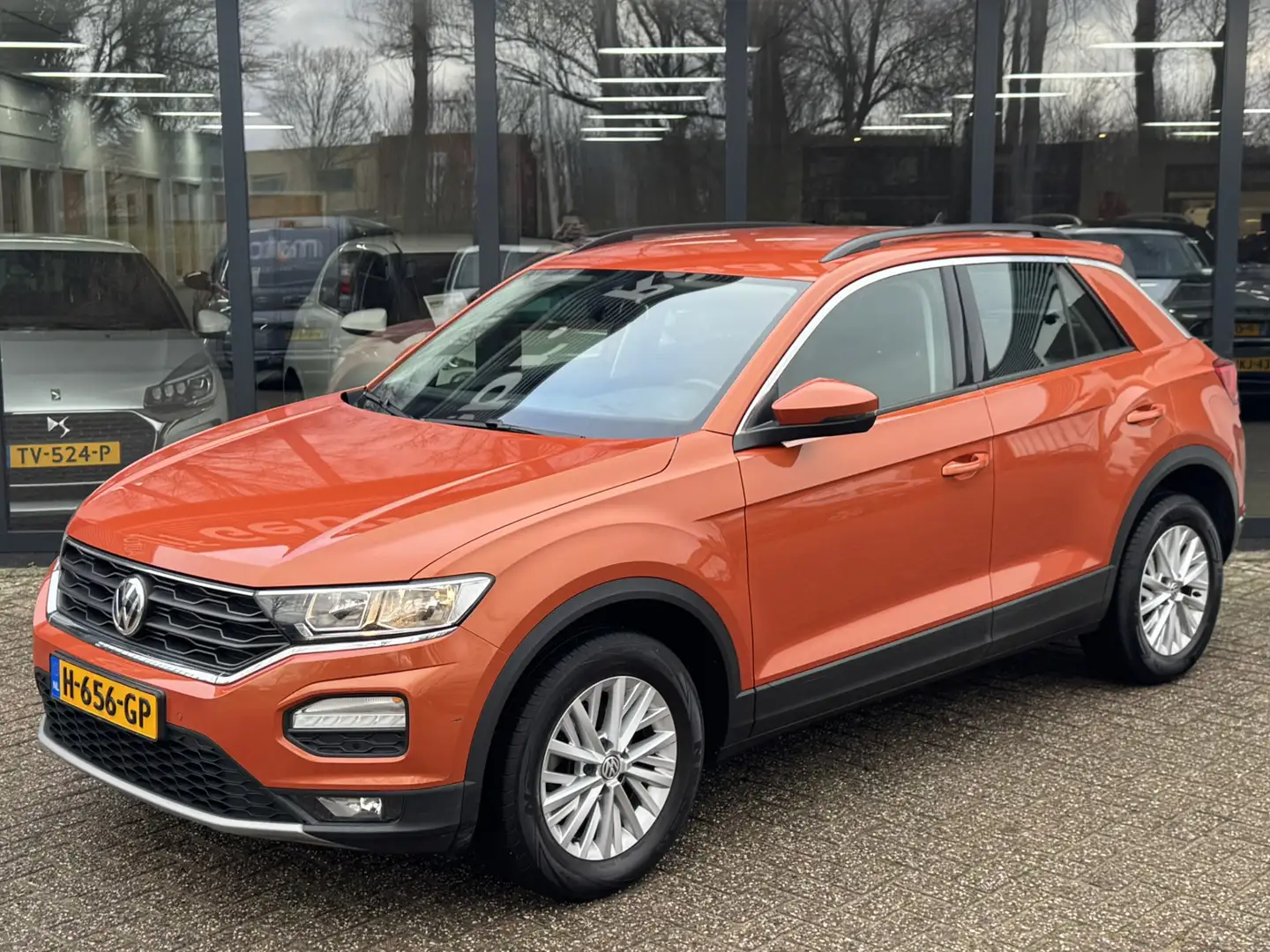 Volkswagen T-Roc 1.0 TSI Style *Navigatie*Stoelverwarming* Orange - 2