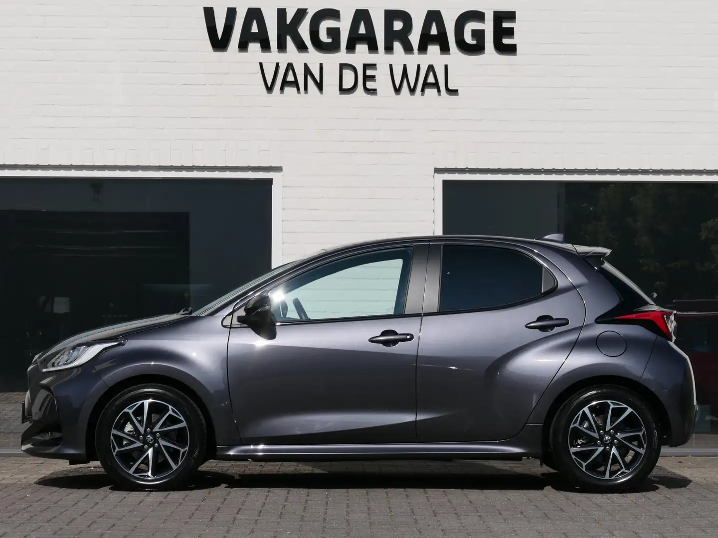 Toyota Yaris 1.5 Hybrid Executive | Sportstoelen | Draadloos Ap Grijs - 2