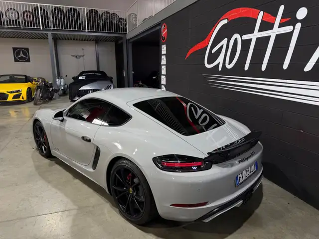 Porsche Cayman view 5