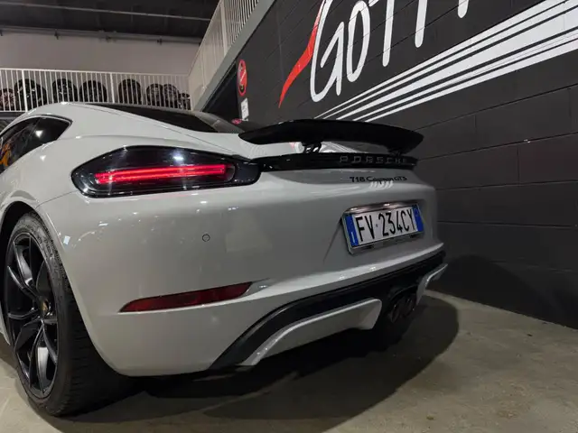Porsche Cayman view 6