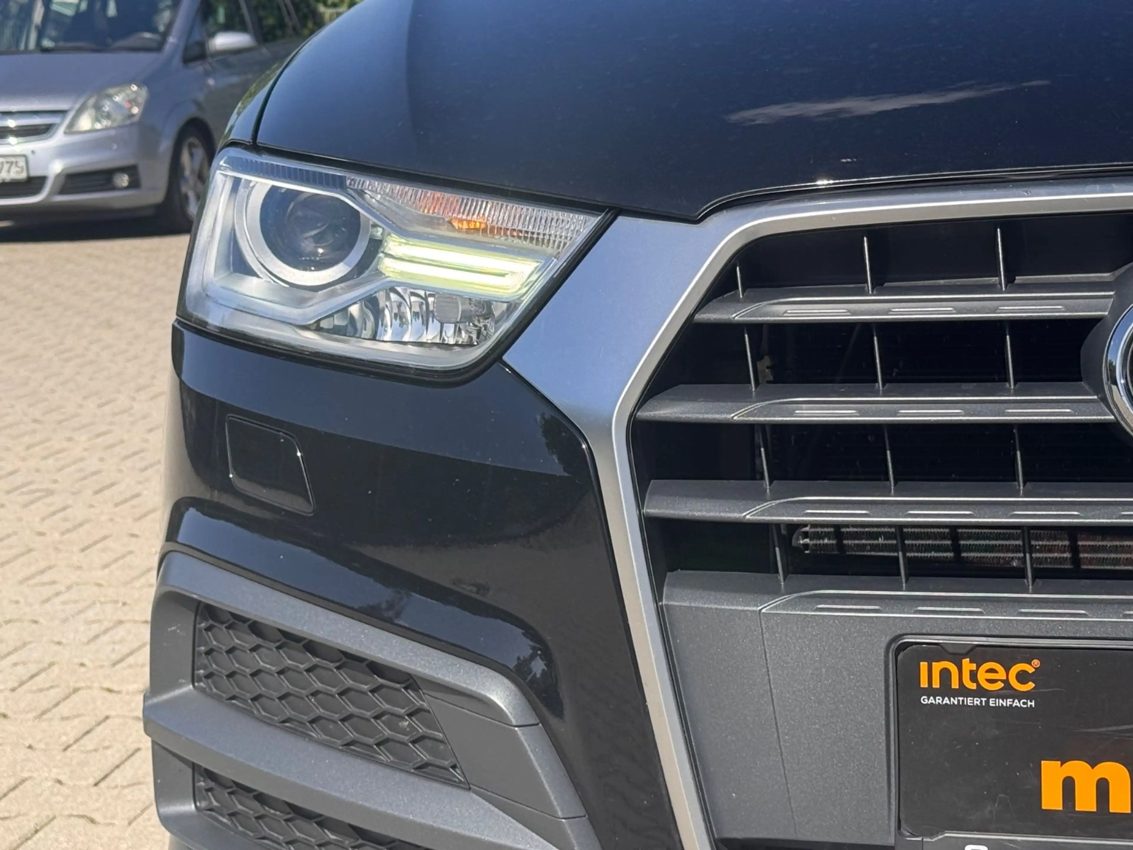Audi Q3 design 2,0TDI NAVIGATION PDC XENON — photo 9