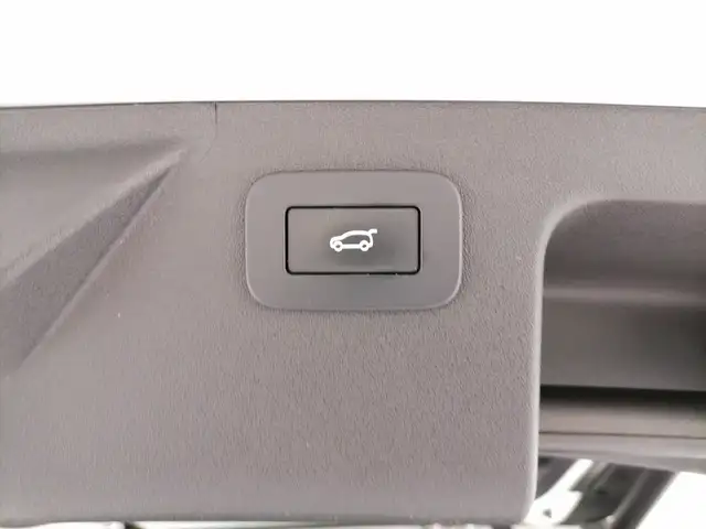 Land Rover Discovery Sport view 12